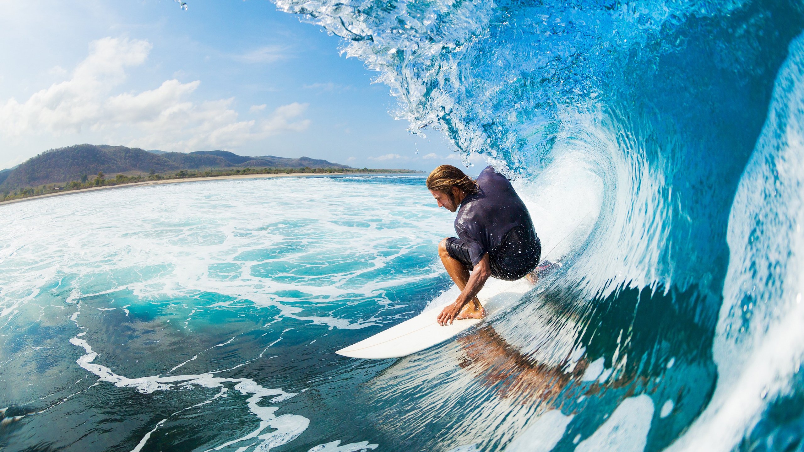 布莱顿中场层层推进撕裂密集防守，布莱顿主场球衣